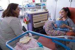«Une bulle»: à Nancy, une chanteuse lyrique enveloppe de sa voix les prématurés