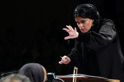 Paniz Faryoussefi: la première femme à diriger un orchestre symphonique en Iran 