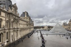 Casse du Louvre: le 4e membre du commando inculpé en France