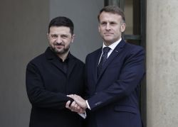 Guerre en Ukraine: Zelensky à Paris en plein va-et-vient diplomatique orchestré par Trump