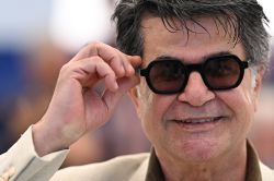 Jafar Panahi condamné par contumace à un an de prison: le retour des entraves pour le cinéaste iranien
