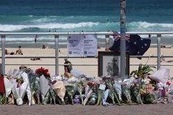 Attentat de Sydney: l'assaillant inculpé de terrorisme, inhumation des victimes