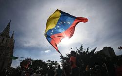Intérim, continuité chaviste et bâton de Trump: qui dirige le Venezuela?