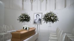 Roses blanches et rouge Valentino: derniers hommages au célèbre couturier à Rome