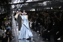 Haute couture: Jonathan Anderson signe un baptême floral chez Dior