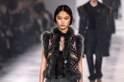 Fendi en métamorphose à Milan: le retour de Chiuri entre fluidité, fourrures et vestiaire mixte