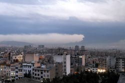 Des dépôts de carburant en feu plongent Téhéran dans la nuit, en plein jour