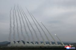 La Corée du Nord procède à un exercice avec des lance-roquettes multiples de 600 mm