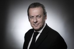 Crise chez Grasset: 115 écrivains montent au front contre Bolloré