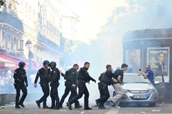 Triomphe pour le PSG, mais (encore) des débordements en France