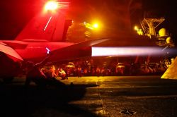 Washington enchaîne une dixième nuit de frappes et l'Iran vise des radars américains