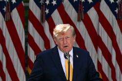 Trump menace de bombarder «fort» l'Iran après les premiers échanges de frappes en un mois