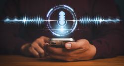 Doublage: huit comédiens français attaquent des plateformes d’IA pour clonage de voix