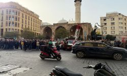 Les manifestants protestent alors que le Parlement débute l’examen du budget 2026