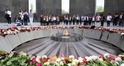 Les Arméniens commémorent le 111ᵉ anniversaire du génocide à Erevan