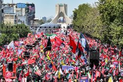 Iran: marée humaine dans la ville sainte de Qom pour les adieux à Khamenei