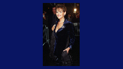 Claudia Cardinale, étoile du cinéma, honorée par Macron