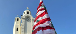 Encore un sapin de Noël brûlé à Tripoli