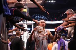 NBA: les Spurs battus, les Suns dominent les Lakers