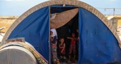 Des Syriens déplacés quittent les camps pour planter leur tente près de leurs maisons détruites