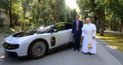 Ferrari présente sa première voiture électrique «Luce» au pape Léon