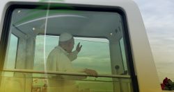 Le Pape Léon XIV salue les fidèles avant la messe