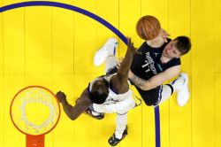 Les Warriors renversent les Mavs et doublent la mise