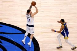 Dallas sauvé des eaux, réduit l'écart contre Golden State