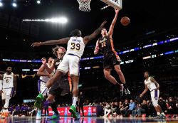 NBA: Brooklyn et Durant démolissent Detroit, triple-double pour Giannis et LeBron