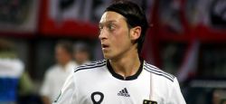 Foot: Mesut Özil tire sa révérence