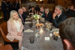 Qui sont les sénateurs bipartisans présents au dîner du Four Seasons ?