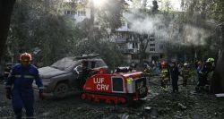 Frappes russes sur Kiev: les secours fouillent les décombres