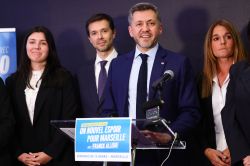 Municipales en France: percée de la gauche radicale, l'extrême droite s'installe