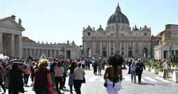 Des milliers de fidèles affluent vers la place Saint-Pierre pour rendre hommage au pape
