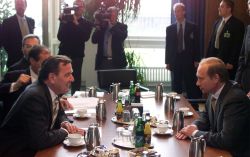 Ukraine: Poutine veut l'ex-chancelier Schröder comme médiateur, Berlin sceptique