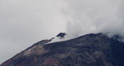 Indonésie: le volcan Lewotobi Laki-Laki projette des cendres à 1 km d’altitude