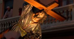 Les chrétiens du monde entier commémorent le Vendredi saint par des processions solennelles