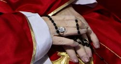 Pourquoi certains bijoux du pape sont-ils détruits après sa mort?
