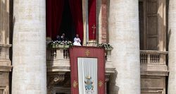 Le pape François fait une apparition émotive pour Pâques, malgré sa convalescence