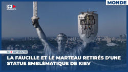 La faucille et le marteau retirés d'une statue emblématique de Kiev