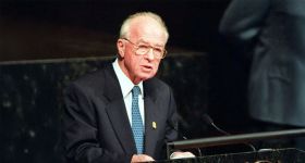 Yitzhak Rabin: architecte des accords d’Oslo, assassiné il y a 30 ans   