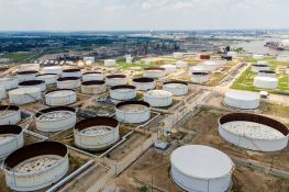 Le pétrole chute avec l'accalmie au Moyen-Orient