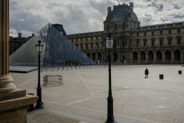 Frustration et incompréhension des touristes hors-UE face à la hausse des tarifs du Louvre