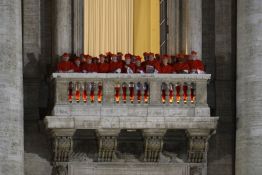 Les cardinaux emménagent au Vatican à la veille du conclave