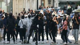 Violences en France: nouveaux couvre-feux mardi soir, accord pour une commission d'enquête