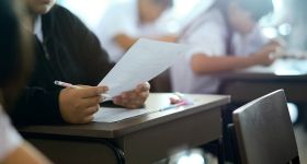 Parents et autorités éducatives: des visions divergentes sur les examens