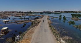 Dans l'est syrien, la crue de l'Euphrate emporte la récolte d'agriculteurs