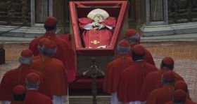 Cérémonial grandiose et marée de fidèles aux funérailles du pape François