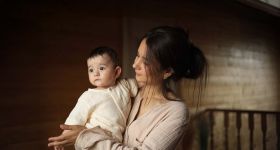 Le mythe de l’instinct maternel: la mère n’est pas programmée pour aimer