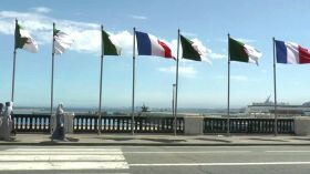 Algérie: Macron souhaite "refonder" les relations bilatérales